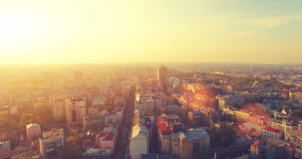 Aerial Drone Flight Filmación: Pintoresca vista del paisaje urbano de Kiev — Vídeo de stock