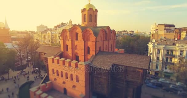 Τον εναέριο κηφήνα πτήση πλάνα: Γραφική θέα διάσημη Golden Gates στο Κίεβο — Αρχείο Βίντεο