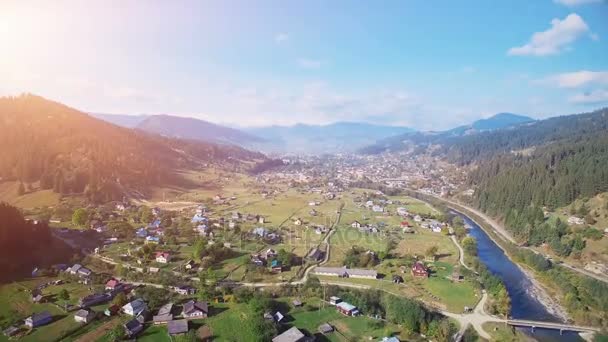 Vuelo aéreo con drones en las montañas Cárpatas — Vídeo de stock