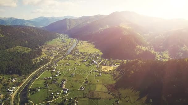 Voo aéreo de drones nas montanhas dos Cárpatos — Vídeo de Stock