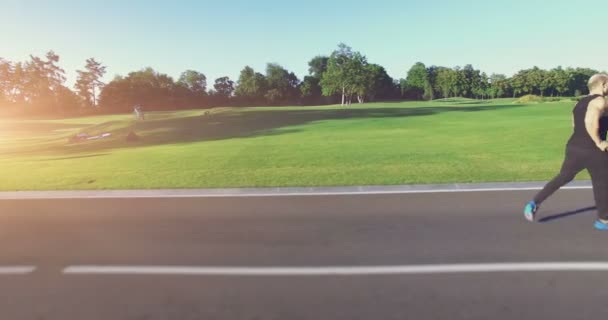 Paar joggen in het park — Stockvideo