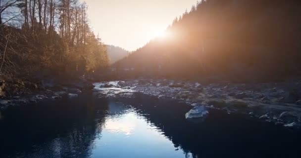 Hava Drone uçuş görünümü dağ Nehri üzerinde — Stok video