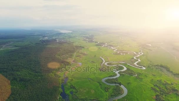 Vista aérea: Hermoso paisaje fluvial al atardecer — Vídeos de Stock