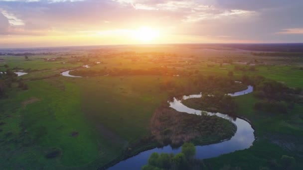 Vista aerea: bellissimo paesaggio fluviale al tramonto — Video Stock