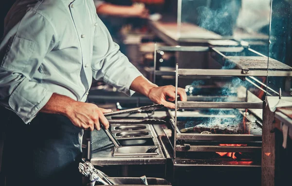 Fleißiger Koch bei der Arbeit in der Restaurantküche — Stockfoto