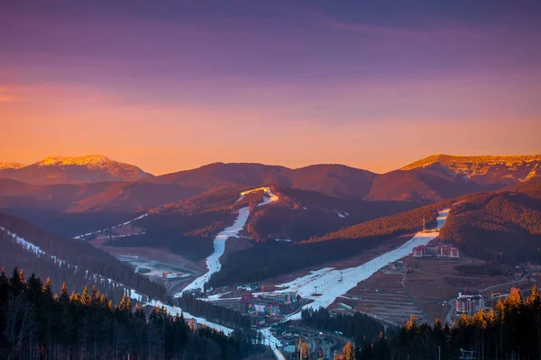 Ośrodek narciarski w górach — Zdjęcie stockowe