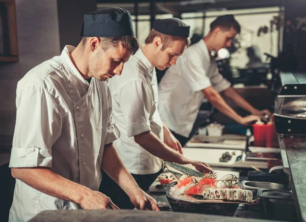 Fleißige Köche bei der Arbeit in der Restaurantküche — Stockfoto