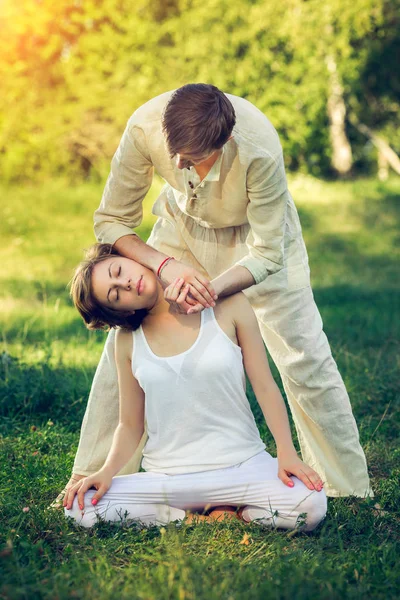 Thaise massage met yoga oefeningen — Stockfoto