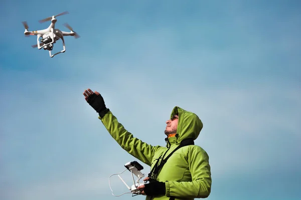 Ο άνθρωπος λειτουργεί ένα drone — Φωτογραφία Αρχείου