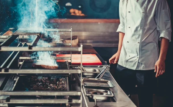 Fleißiger Koch bei der Arbeit in der Restaurantküche — Stockfoto
