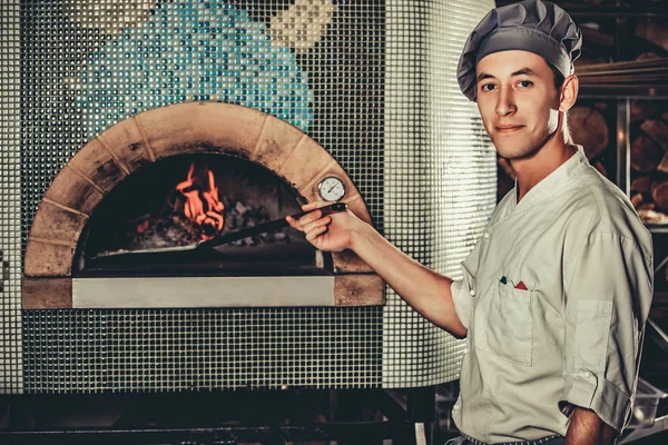 Chef ocupado en el trabajo en la cocina del restaurante — Foto de Stock