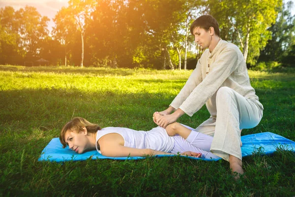 Thailändsk massage med yogaövningar — Stockfoto