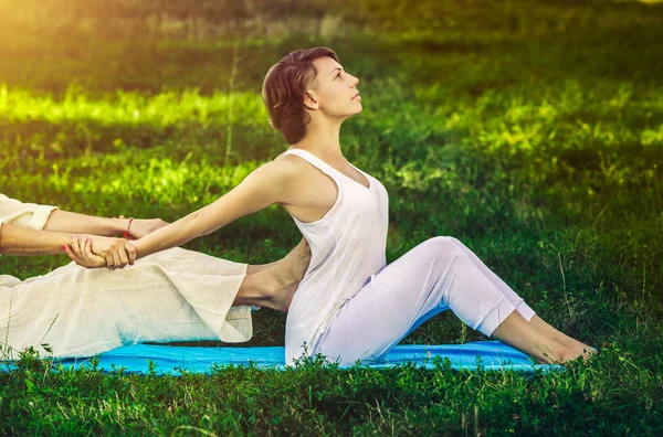 Thaise massage met yoga oefeningen — Stockfoto