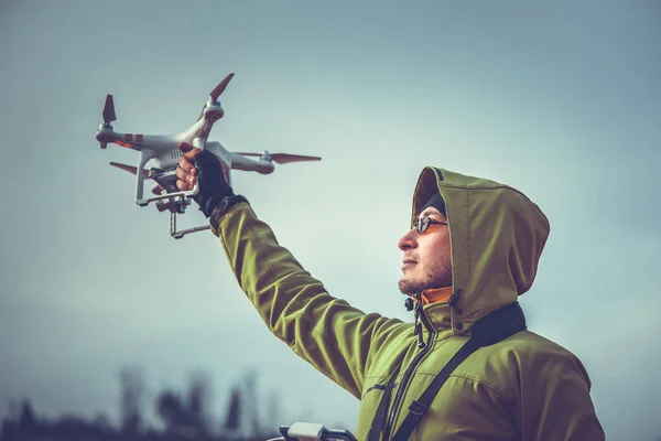 Uomo che gestisce un drone — Foto Stock