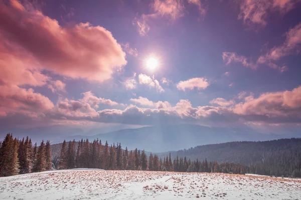 Удивительный зимний пейзаж . — стоковое фото