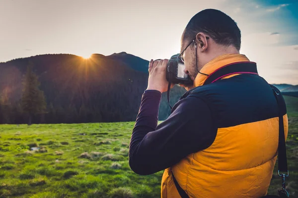Fotógrafo de naturaleza turista en montañas —  Fotos de Stock