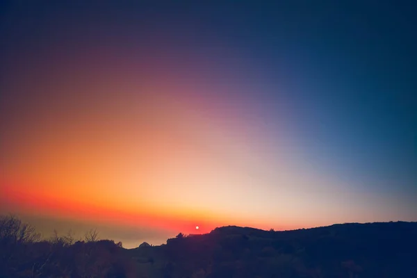 Majestuoso atardecer en el paisaje de las montañas — Foto de Stock