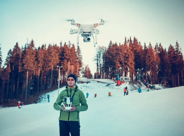 Bir dron çalışan adam — Stok fotoğraf