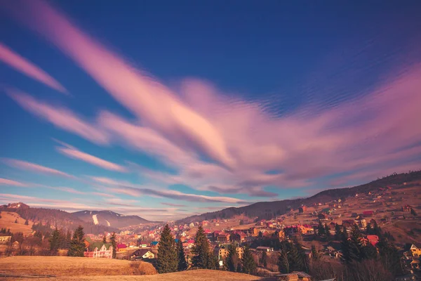 Карпатський міський пейзаж і красиві sky — стокове фото