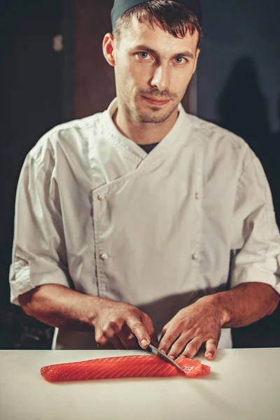 Preparazione sashimi set in cucina ristorante — Foto Stock