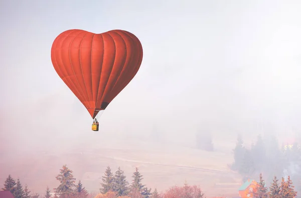 D Luftballon in der Form eines Herzens fliegen im nebligen Wald — Stockfoto