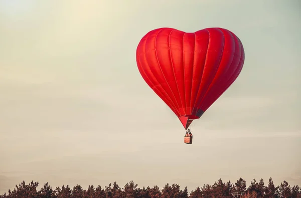 Červený balón na obloze — Stock fotografie