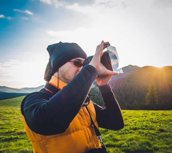 Nature photographer tourist in mountains — Stock Photo, Image