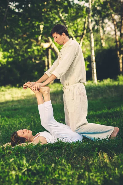Thailändsk massage med yogaövningar — Stockfoto