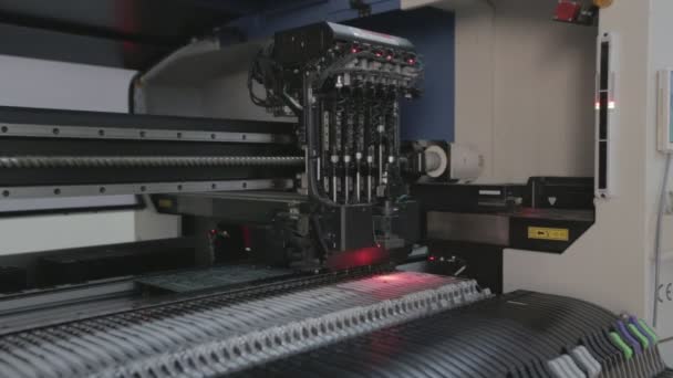 Производство автоматизированных электронных плат — стоковое видео