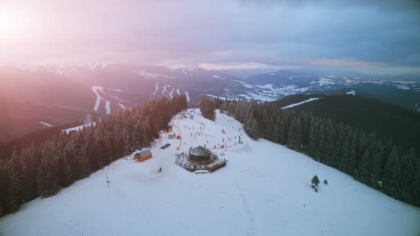 Vista aérea 4K Drone: Vacaciones en la estación de esquí Bukovel — Vídeo de stock