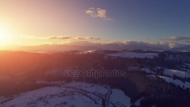 Vista aérea do drone 4K: Férias na estância de esqui Bukovel — Vídeo de Stock