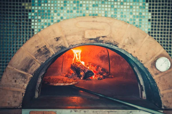 Preparación de pizza italiana tradicional . — Foto de Stock