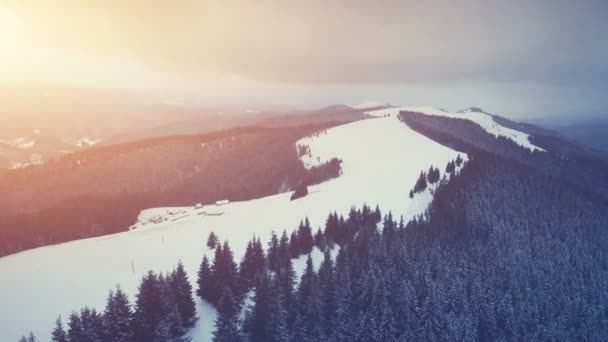 Montagnes d'hiver, coucher de soleil. Station de ski — Video