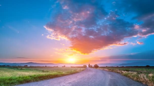 Belle route de campagne au coucher du soleil — Video