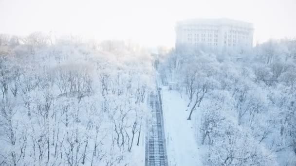 Kiev kabelspoorweg langs de besneeuwde helling — Stockvideo