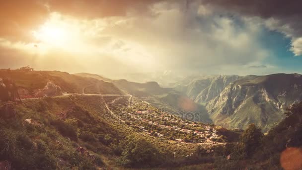 Vue aérienne spectaculaire sur le village de montagne . — Video