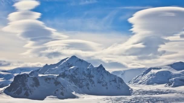 Antarktische Natur: Schneebedeckte Berge gegen dramatischen Himmel — Stockvideo