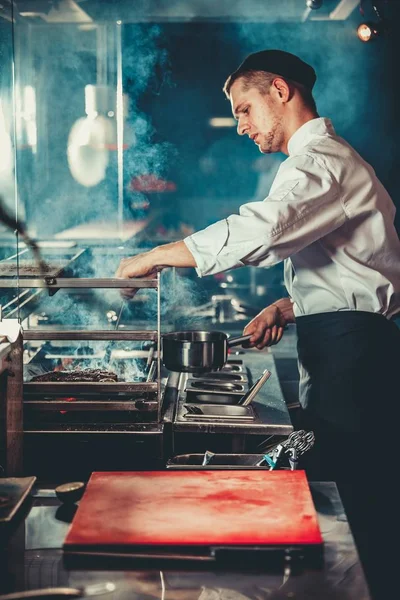 Preparazione della tradizionale bistecca di manzo — Foto Stock