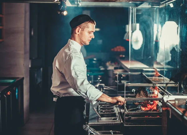 Zubereitung von traditionellem Rindersteak — Stockfoto