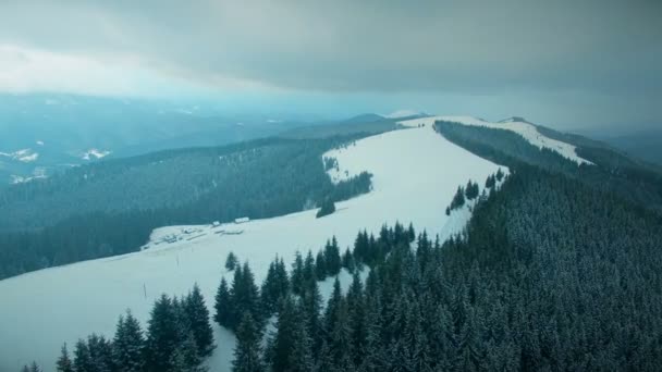 Montañas de invierno, hora del atardecer. Estación de esquí — Vídeos de Stock