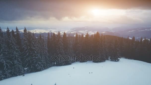 Zima góry, zachód słońca. Ośrodek narciarski — Wideo stockowe