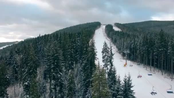 4k Drohnenaufnahme: Urlaub im Skigebiet Bukovel — Stockvideo