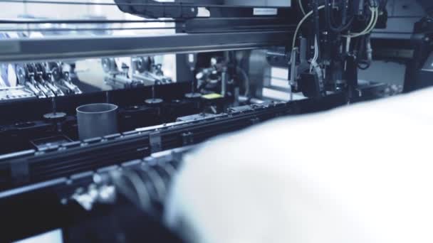 Производство автоматизированных электронных печатных плат. Синий тонинг — стоковое видео