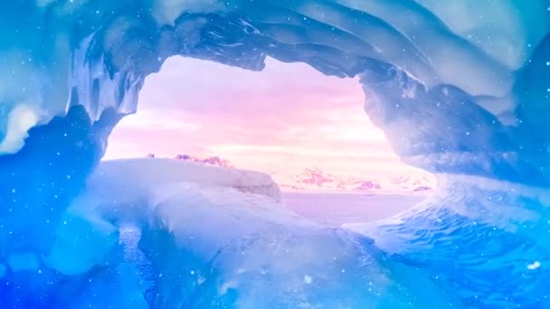 Vista de la ventana de la cueva de hielo azul en la Antártida — Vídeos de Stock