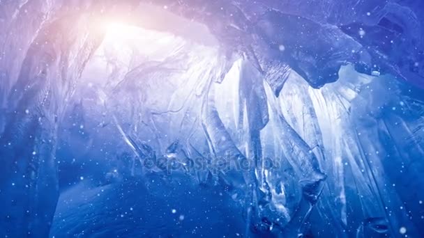 Fairy blauwe ijsgrot vol Icicles in Antarctica overspoeld met zachte zonsondergang roze licht — Stockvideo