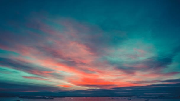 Ανταρκτική φύση. Όμορφο πολύχρωμο ηλιοβασίλεμα συννεφιασμένο ουρανό. — Αρχείο Βίντεο