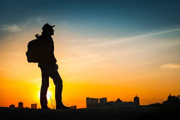 Traveler silhouette guardando sorprendente tramonto — Foto Stock