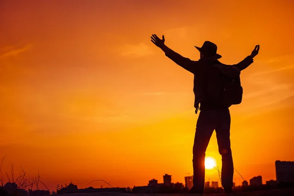 Silhouette de voyageur jouissant de liberté, victoire, succès . — Photo