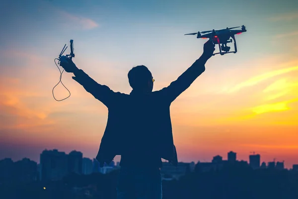 Sylwetka mężczyzny trzymającego włączony Drone — Zdjęcie stockowe