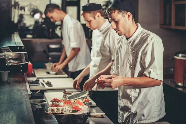 Zubereitung von Sushi in der Restaurantküche — Stockfoto